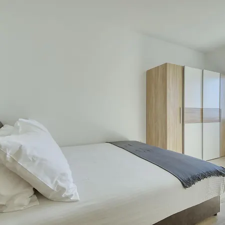 Gazic, No 1 Apartment